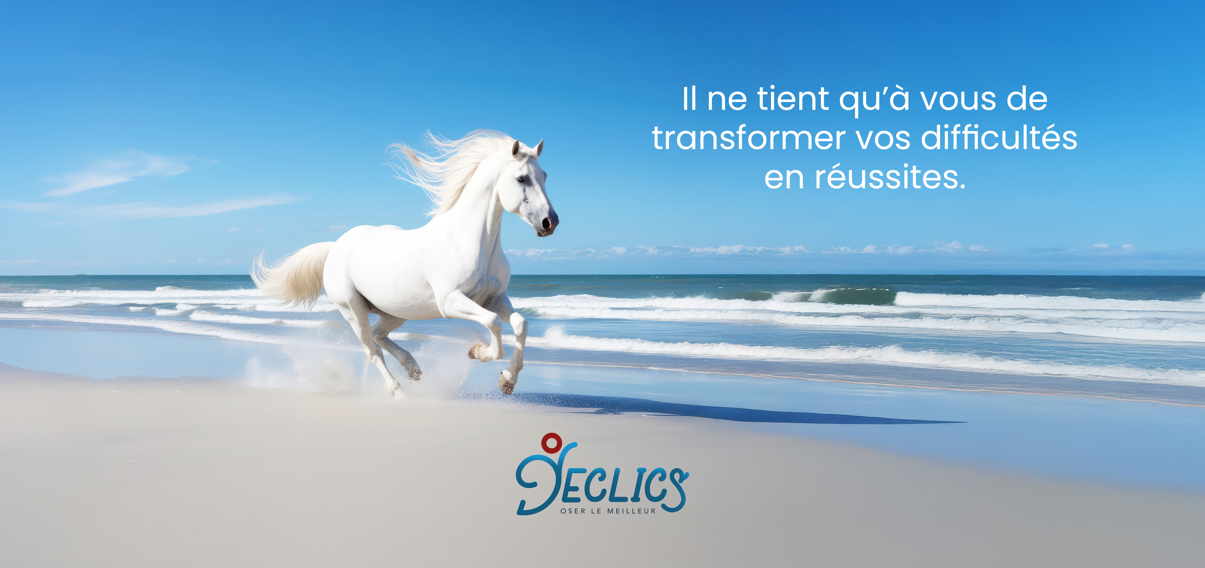 Cheval blanc qui galope sur la plage