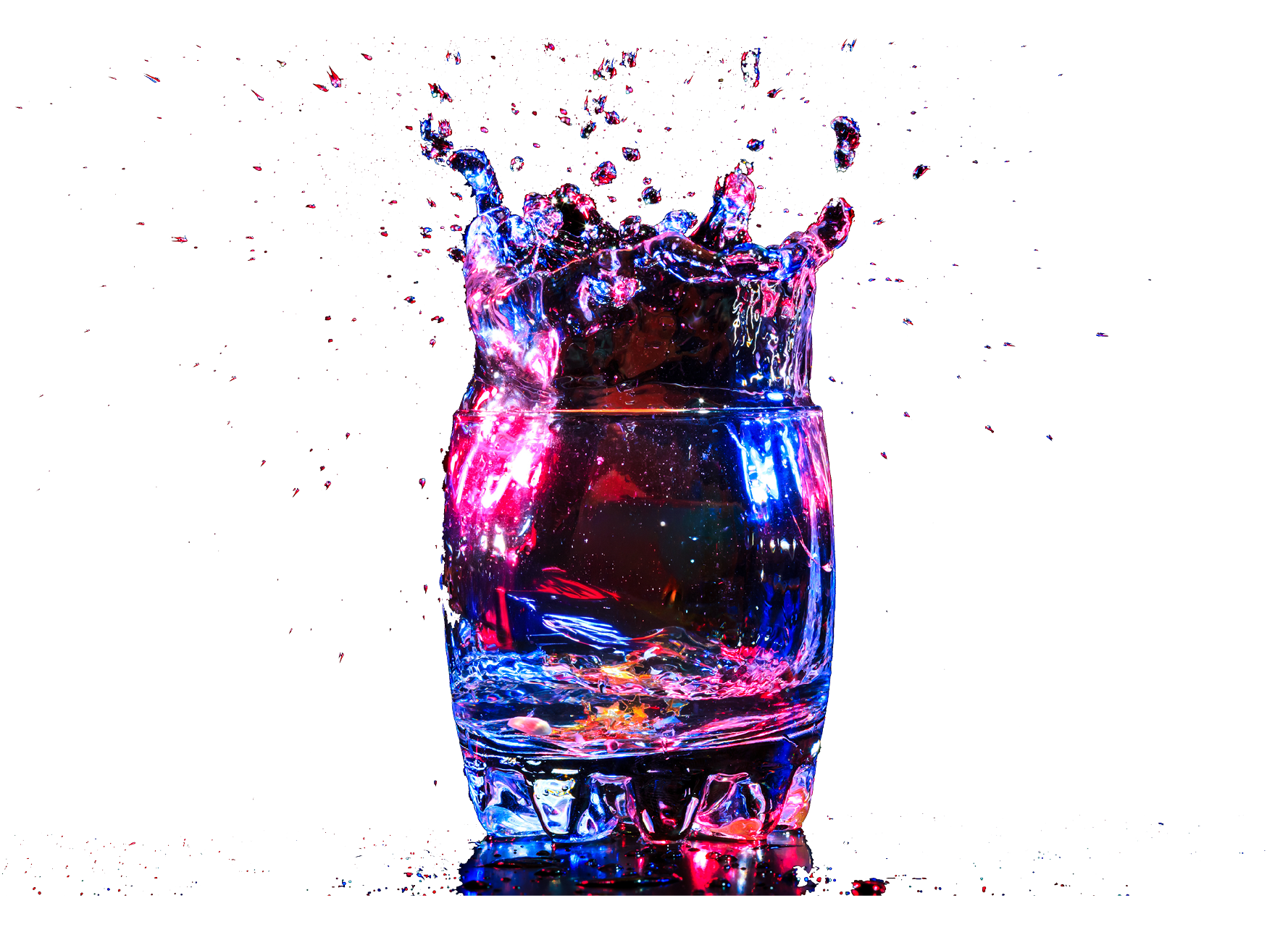 Visuel d'un verre de cocktail coloré avec des éclaboussures pour illustrer la page Expertises Print